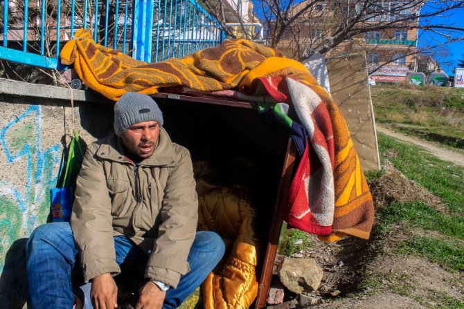 Iraklı sığınmacı 3 yıldır tabut büyüklüğündeki barakada yaşıyor
