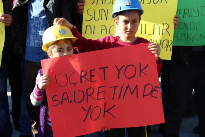 Maden işçileri emzikli çocuklarıyla eylem yaparak maaşlarını istedi