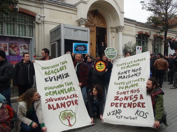 Fransa hükümeti Beyoğlu'nda protesto edildi