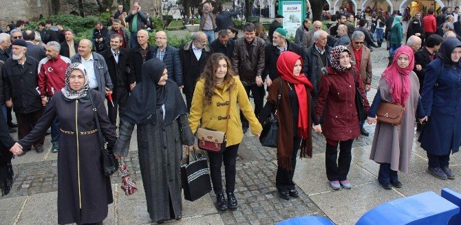 Bursa’da Yüzlerce Kişi 28 Şubat’ı El Ele Tutuşarak Protesto Etti