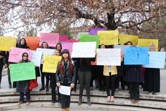 Liseli öğrenciler, tecavüzlere tepki için yürüdü