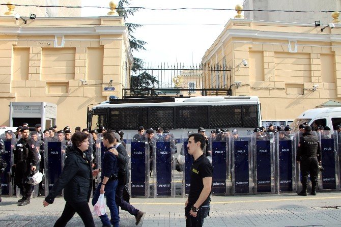 Rusya Konsolosluğu Önünde Kırım’ın İşgali Protesto Edildi