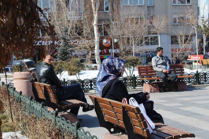 Erzurumlular Şubat Ayındaki Sıcağın Keyfini Çıkardı