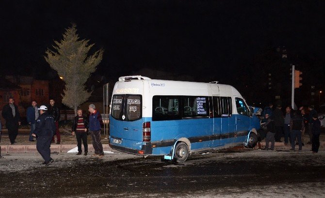 Yolcu Minibüsü İle Otobüsü Çarpıştı: 2 Yaralı