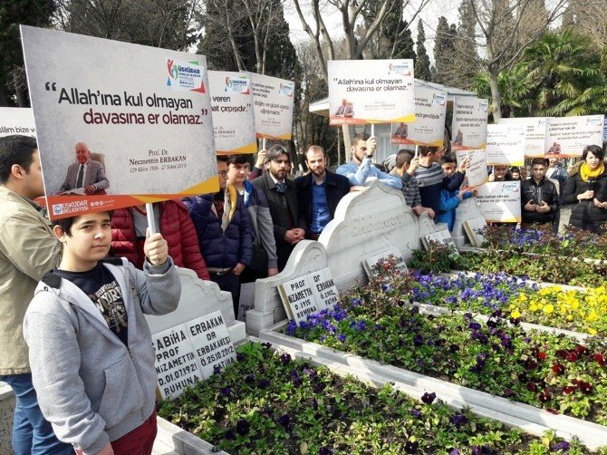 Üsküdarlı Gençler "Erbakan Hocalarını" Kabri Başında Andı