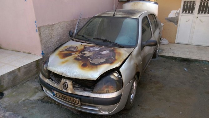 Tarsus'ta bir araba molotof atılarak yakıldı