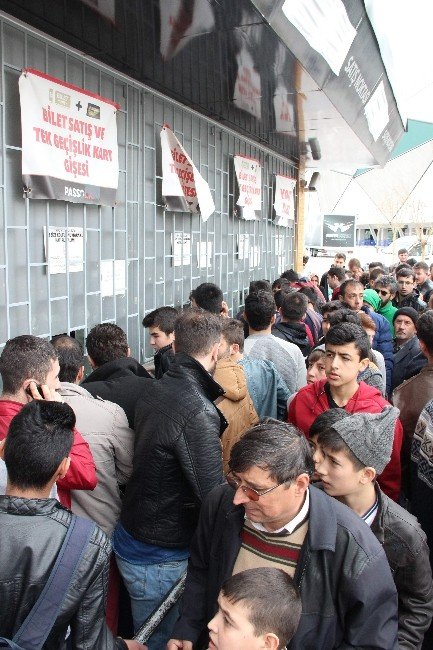 Konya’da Kupa Maçı Bileti İzdihamı