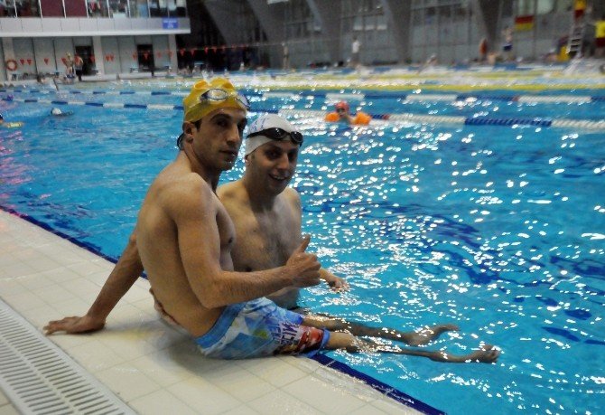 Sakarya’da Engelliler Yüzme Öğreniyor
