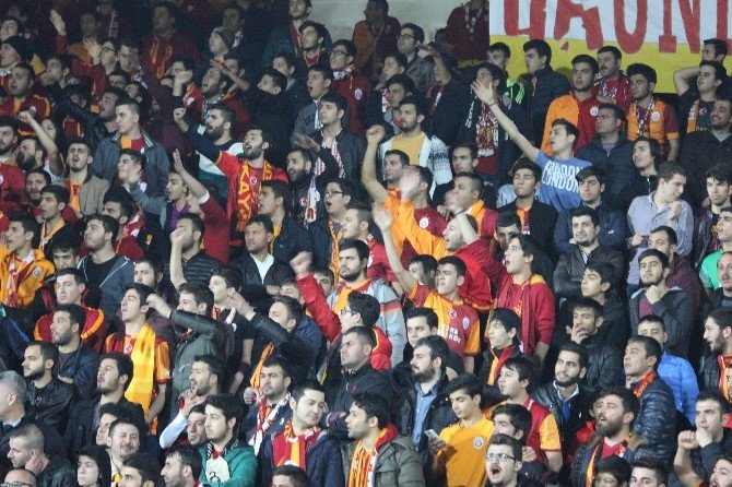 Galatasaray Taraftarı Mustafa Denizli’yi İstifaya Çağırdı