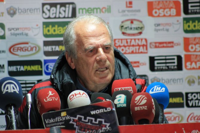 Mustafa Denizli: Eğer kariyerim bir yara alacaksa Galatasaray için değer