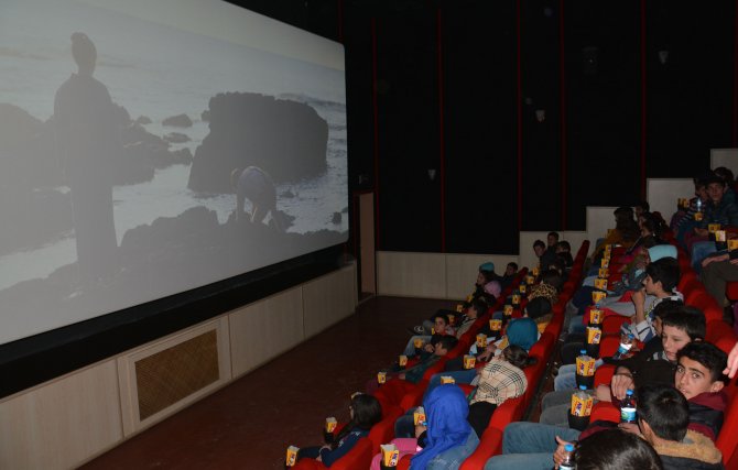 Köy okulu öğrencileri ilk defa sinemayla tanıştı