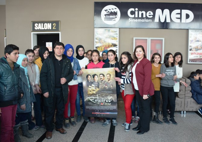 Köy okulu öğrencileri ilk defa sinemayla tanıştı