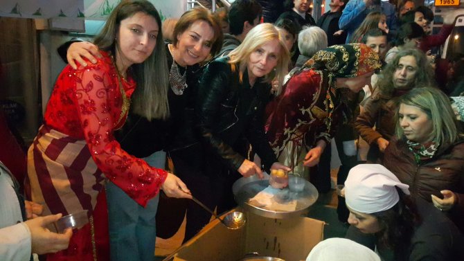 Artvinli kadınlar Cerattepe'de maden çıkarılmasını, lokma dökerek protesto etti