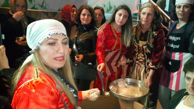 Artvinli kadınlar Cerattepe'de maden çıkarılmasını, lokma dökerek protesto etti