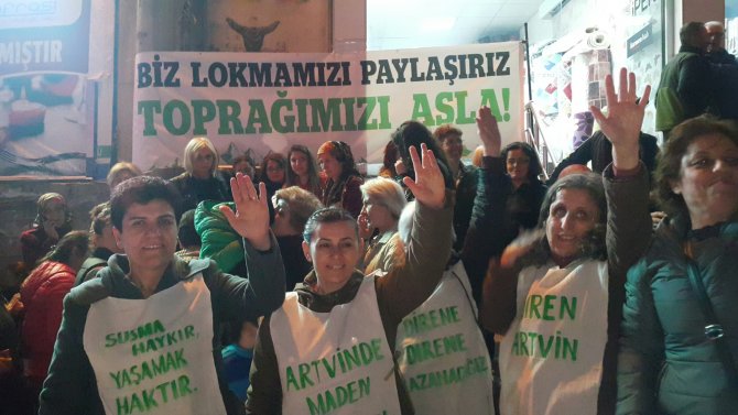 Artvinli kadınlar Cerattepe'de maden çıkarılmasını, lokma dökerek protesto etti