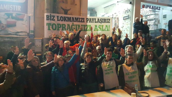 Artvinli kadınlar Cerattepe'de maden çıkarılmasını, lokma dökerek protesto etti