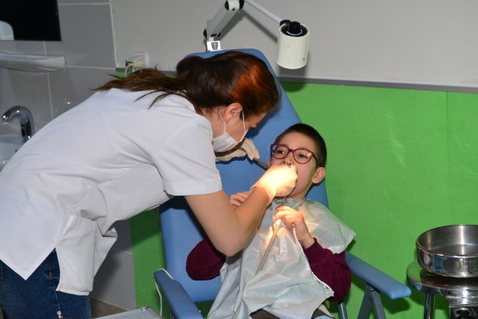 Gönüllü hekimler engelli öğrencilerin diş tedavisini yaptı