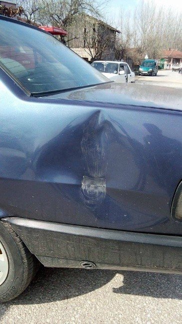 Polis Kaçan Sürücüyü Otomobiline Çarparak Durdurdu