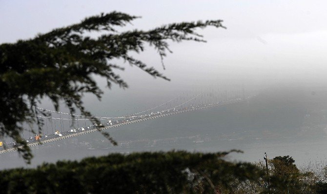İstanbul Boğazı’ndaki Köprüler Yoğun Sis Nedeniyle Adeta Kayboldu