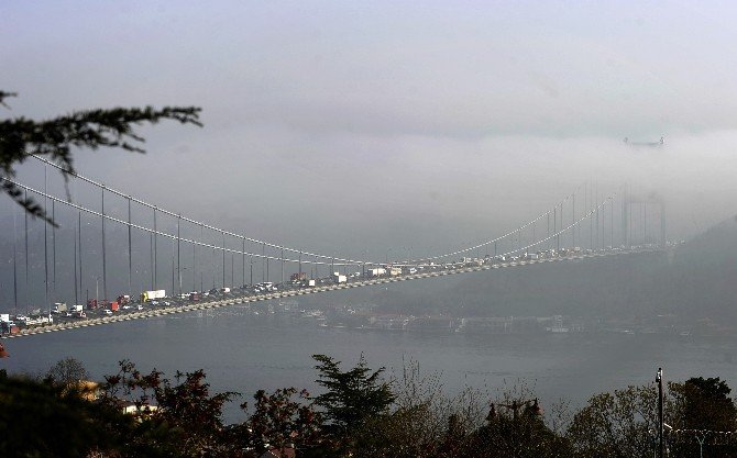 İstanbul Boğazı’ndaki Köprüler Yoğun Sis Nedeniyle Adeta Kayboldu