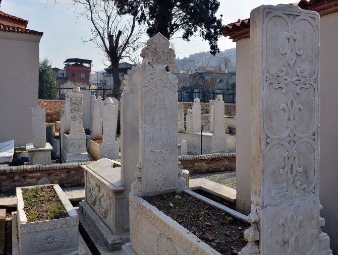 Emir Sultan Türbesi'nin mezarlık bölümü restore edildi