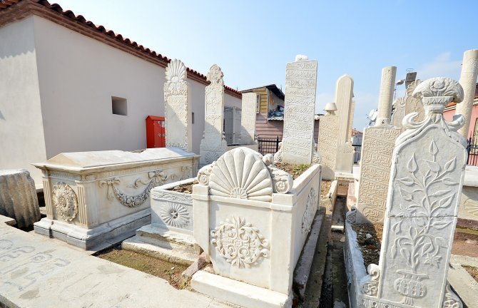 Emir Sultan Türbesi'nin mezarlık bölümü restore edildi