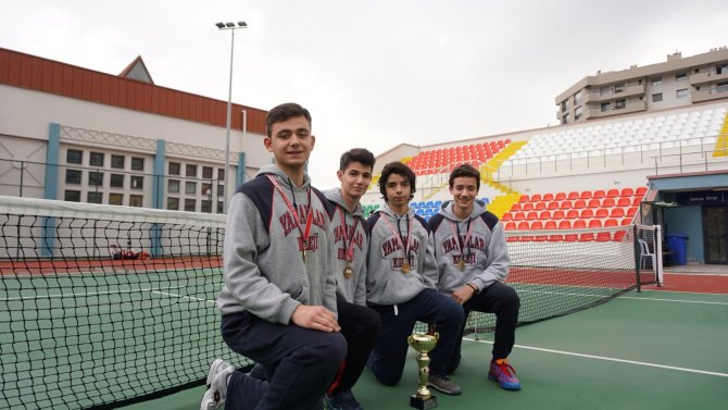 Teniste İzmir birincisi Yamanlar oldu