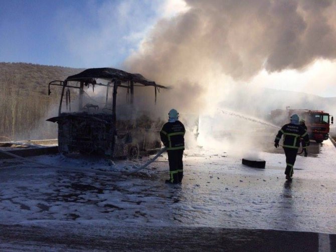 Nusaybin-Diyarbakır arasında yolcu taşıyan otobüs yandı