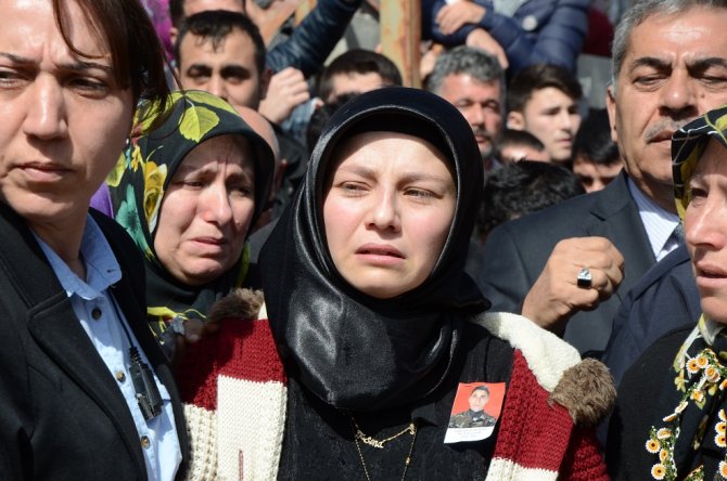 Şehidin üç yaşındaki kızının babasına son bakışı