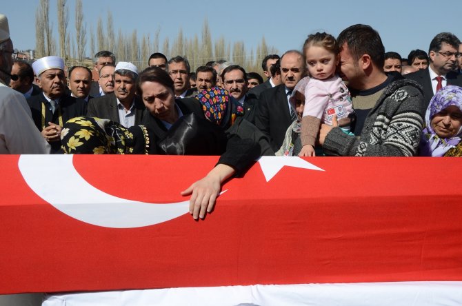 Şehidin üç yaşındaki kızının babasına son bakışı