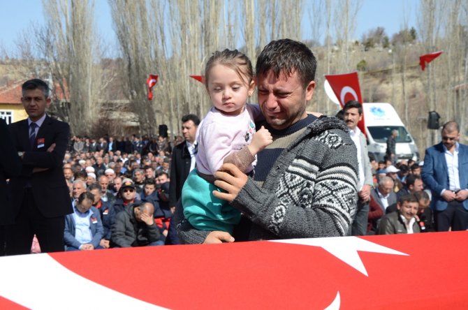 Şehidin üç yaşındaki kızının babasına son bakışı