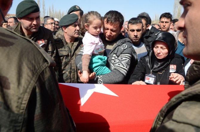 Şehidin üç yaşındaki kızının babasına son bakışı