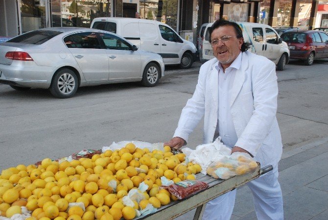 Beyaz Takım Elbiseli Seyyar Satıcı