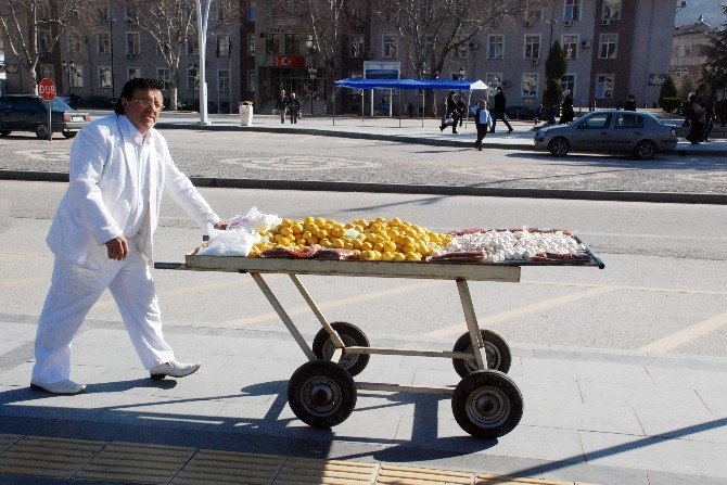 Beyaz Takım Elbiseli Seyyar Satıcı