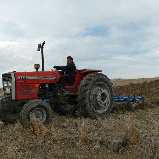 Yozgat Çiftçisi Aspir Ekim İçin Tarla Hazırlıklarını Yapıyor