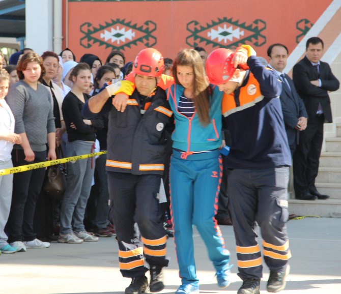 Lisede deprem, yangın, kurtarma ve tahliye tatbikatı yapıldı