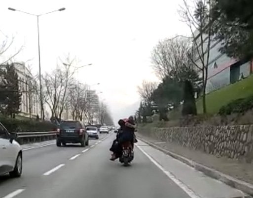Motosiklet üzerinde tehlikeli yolculuk