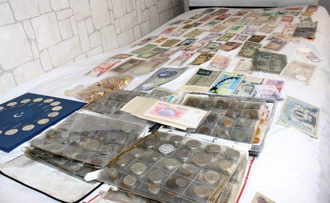 Bursalı Genç 200 Ülkenin 15 Bin Çeşit Parasını Koleksiyonunda Saklıyor