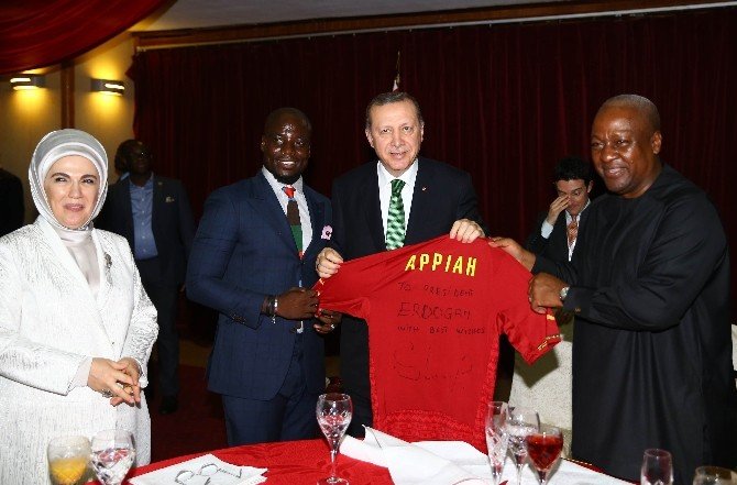 Cumhurbaşkanı Erdoğan’a Eski Fenerbahçeli Futbolcudan Forma Hediyesi