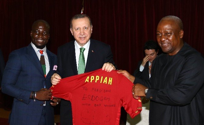 Cumhurbaşkanı Erdoğan’a Eski Fenerbahçeli Futbolcudan Forma Hediyesi