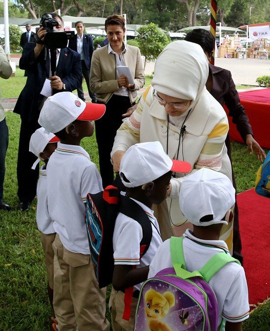 Emine Erdoğan Gana'da engelli çocuklara işitme cihazı dağıttı
