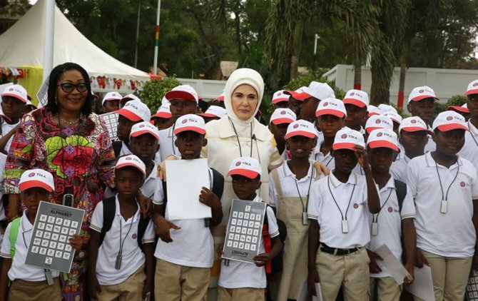 Emine Erdoğan Gana'da engelli çocuklara işitme cihazı dağıttı
