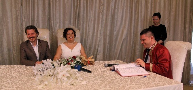 Gelin Nikah Masasında Gülme Krizine Girerse