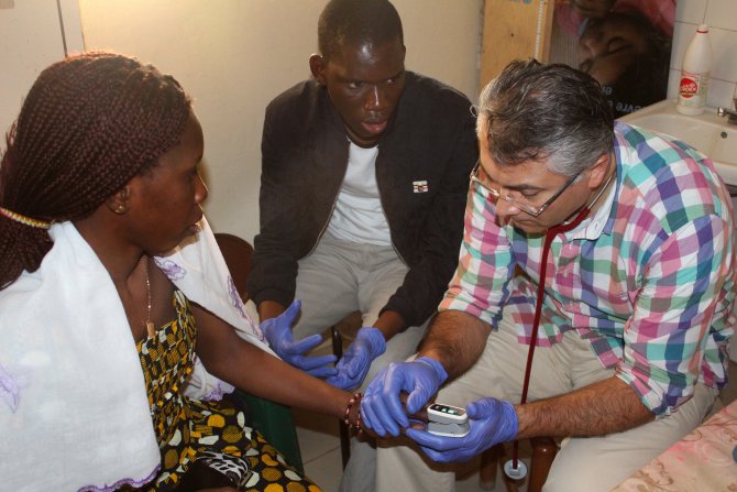 Time to Help gönüllüsü doktorlar binin üzerinde Senegalliyi tedavi etti