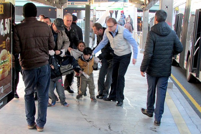 Zabıta, Suriyeli dilenci çocukları topladı