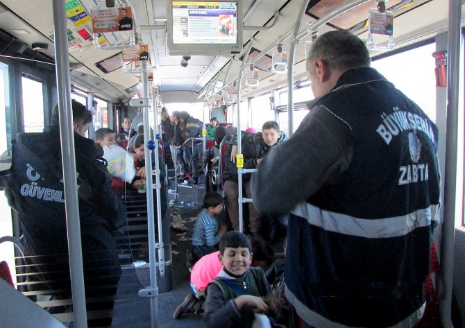 Zabıta, Suriyeli dilenci çocukları topladı