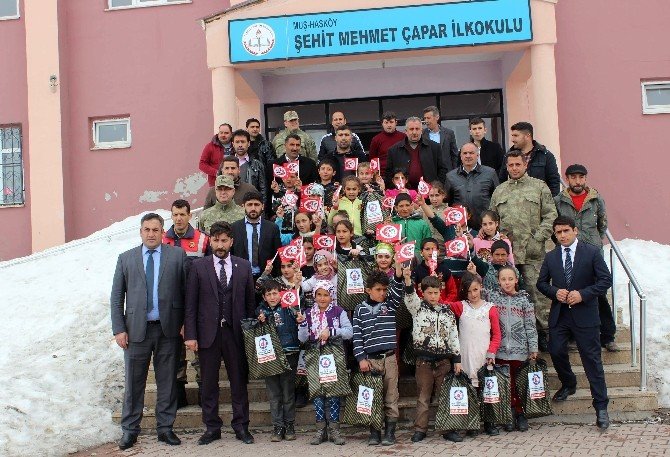 Mehmetçik Ve Köy Korucularından Öğrencilere Yardım