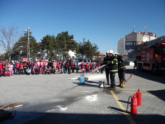 İtfaiye ekipleri öğrencilere yangın eğitimi verdi