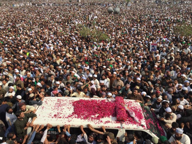 Pakistan’da valiyi öldüren korumanın cenaze namazına on bin kişi katıldı