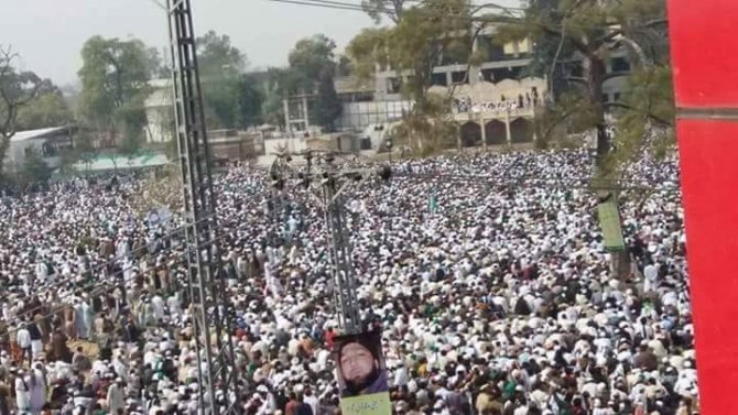Pakistan’da valiyi öldüren korumanın cenaze namazına on bin kişi katıldı